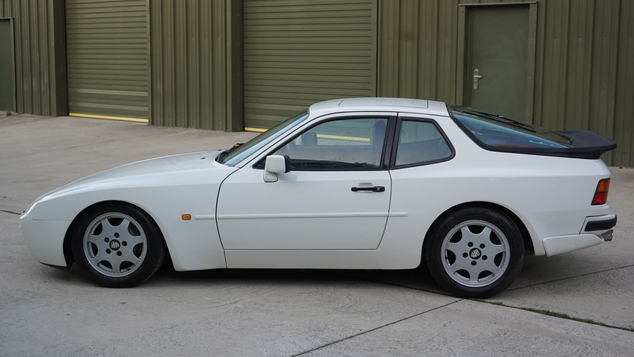 White Porsche 944 S2 3.0L in a side profile.
