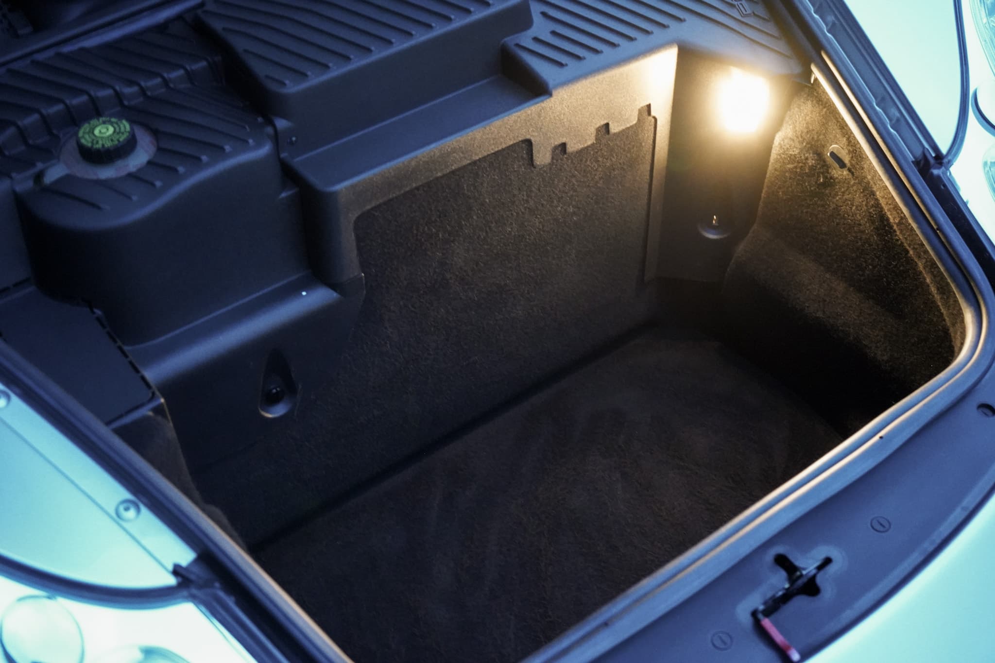 Porsche 911 (996) Turbo X50 Pack interior showing the front luggage compartment interior.