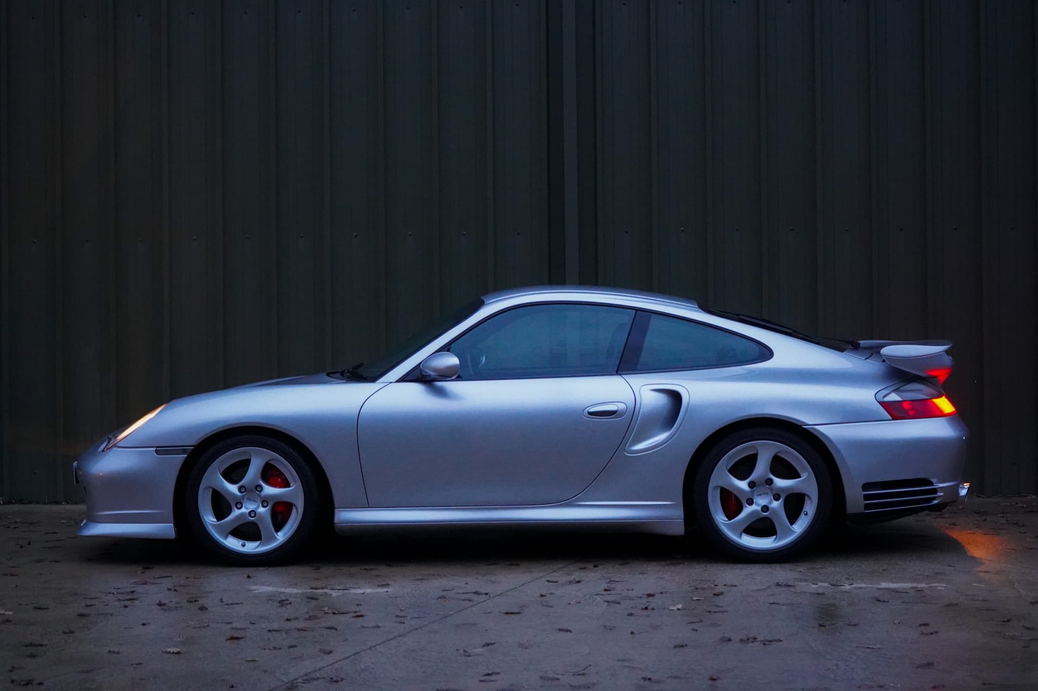 Silver Porsche 911 (996) Turbo X50 Pack in a side profile.