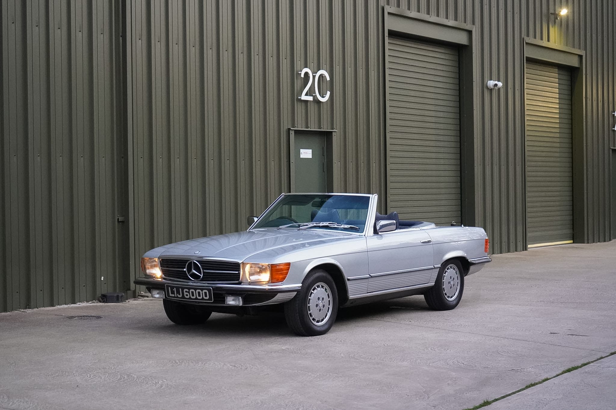 Silver Mercedes-Benz 350 SL (R107) front three-quarter view with roof removed.
