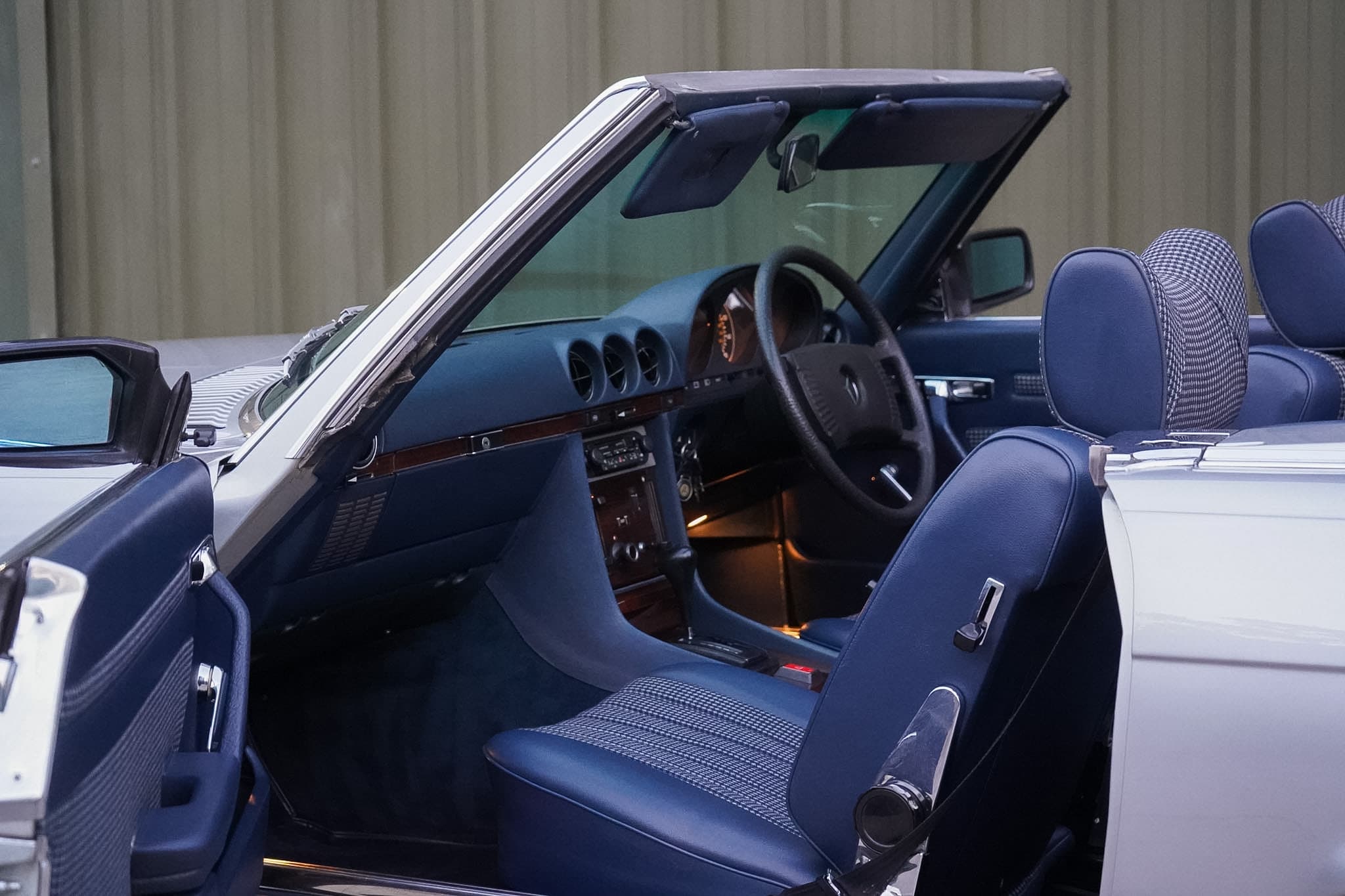 Mercedes-Benz 350 SL (R107) open-cabin interior view from the side.