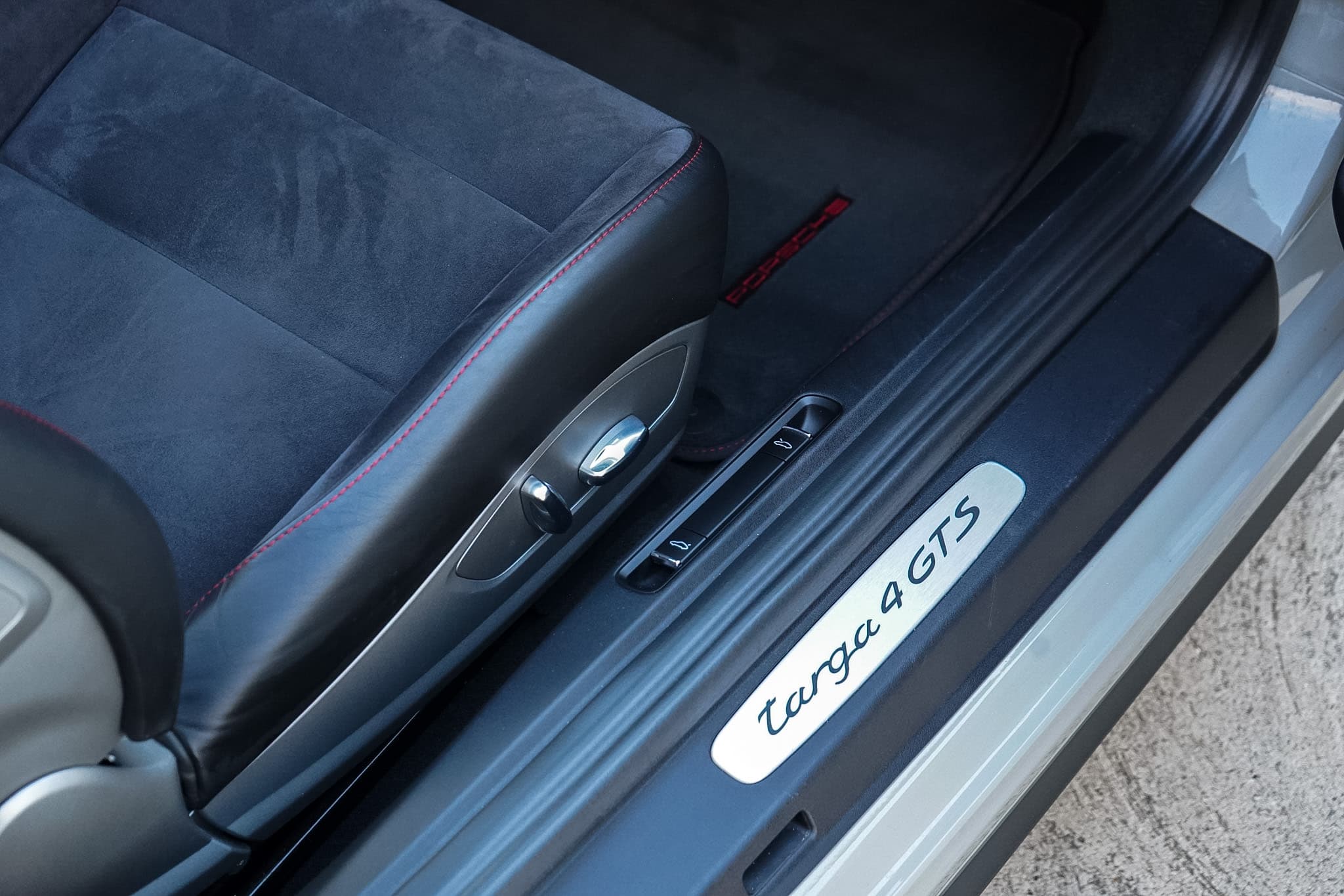 2018 Porsche 911 (991.2) Targa 4 GTS Targa 4 GTS door-sill detail.